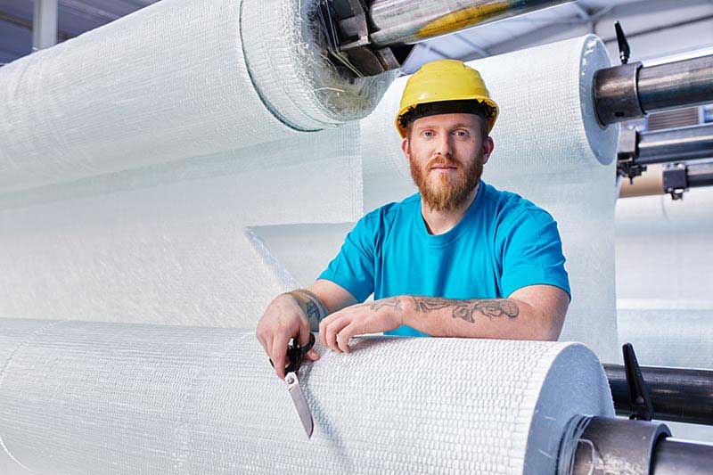 Arbeiten bei IMPREG hier Mitarbeiter in der Schlauchliner Produktion